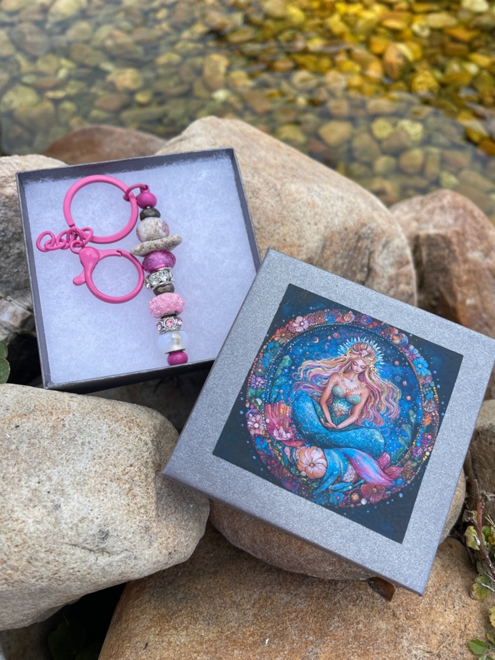 Keychain Beach Stone and Charms in Gift Box